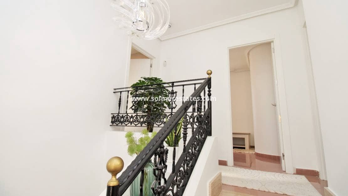 3 chambre Villa/Maison Semi-Mitoyenne à vendre à Villamartin avec piscine - 375 000 € (Ref: 9394417)