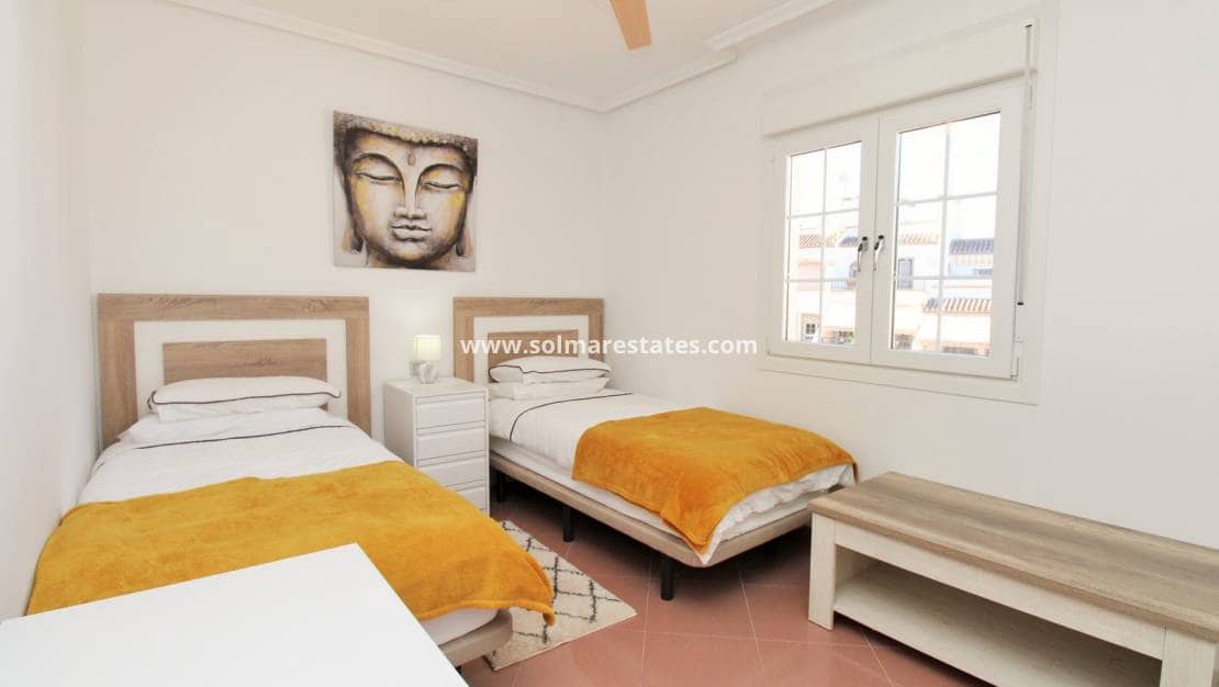 3 chambre Villa/Maison Semi-Mitoyenne à vendre à Villamartin avec piscine - 375 000 € (Ref: 9394417)