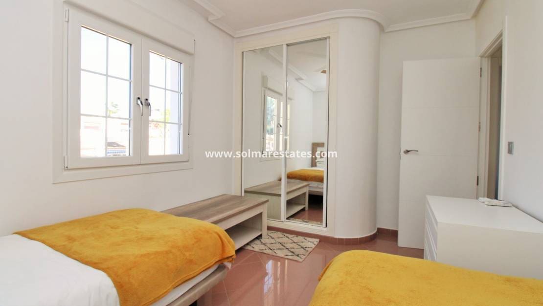 3 chambre Villa/Maison Semi-Mitoyenne à vendre à Villamartin avec piscine - 375 000 € (Ref: 9394417)