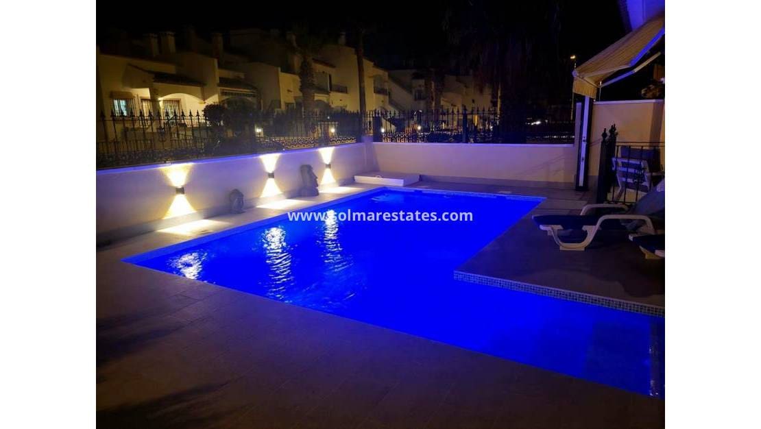 3 chambre Villa/Maison Semi-Mitoyenne à vendre à Villamartin avec piscine - 375 000 € (Ref: 9394417)