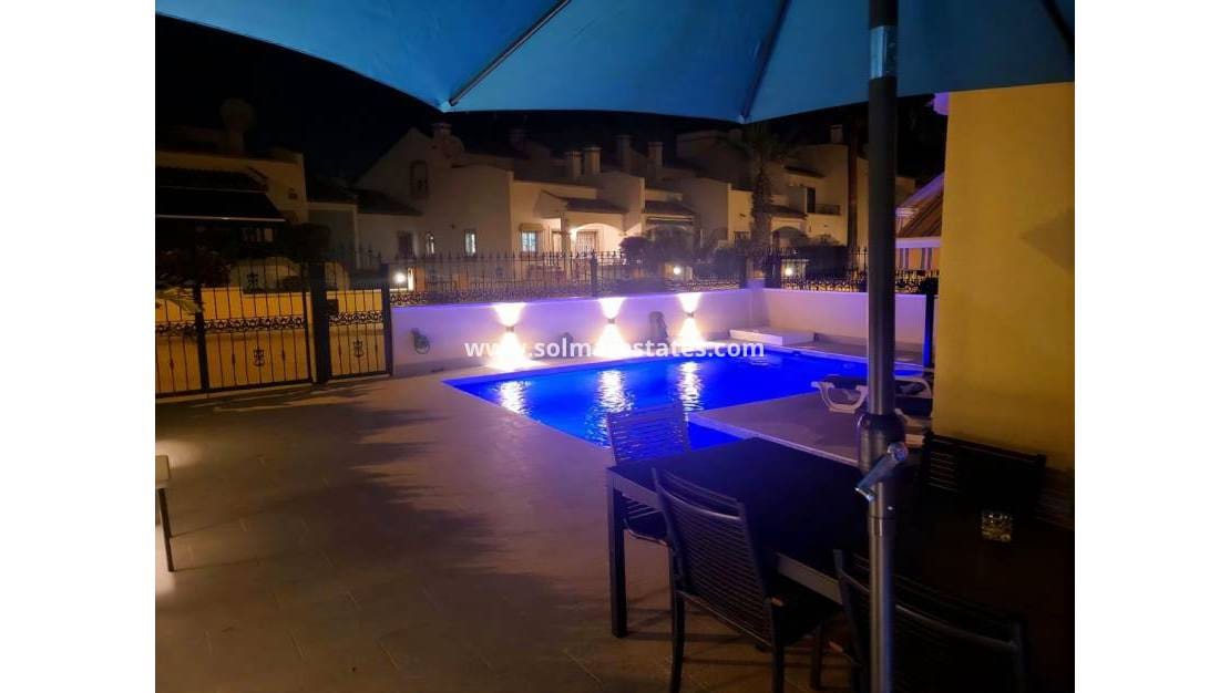 3 chambre Villa/Maison Semi-Mitoyenne à vendre à Villamartin avec piscine - 375 000 € (Ref: 9394417)