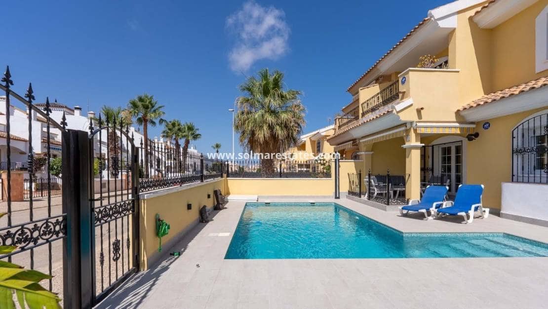 3 chambre Villa/Maison Semi-Mitoyenne à vendre à Villamartin avec piscine - 375 000 € (Ref: 9394417)