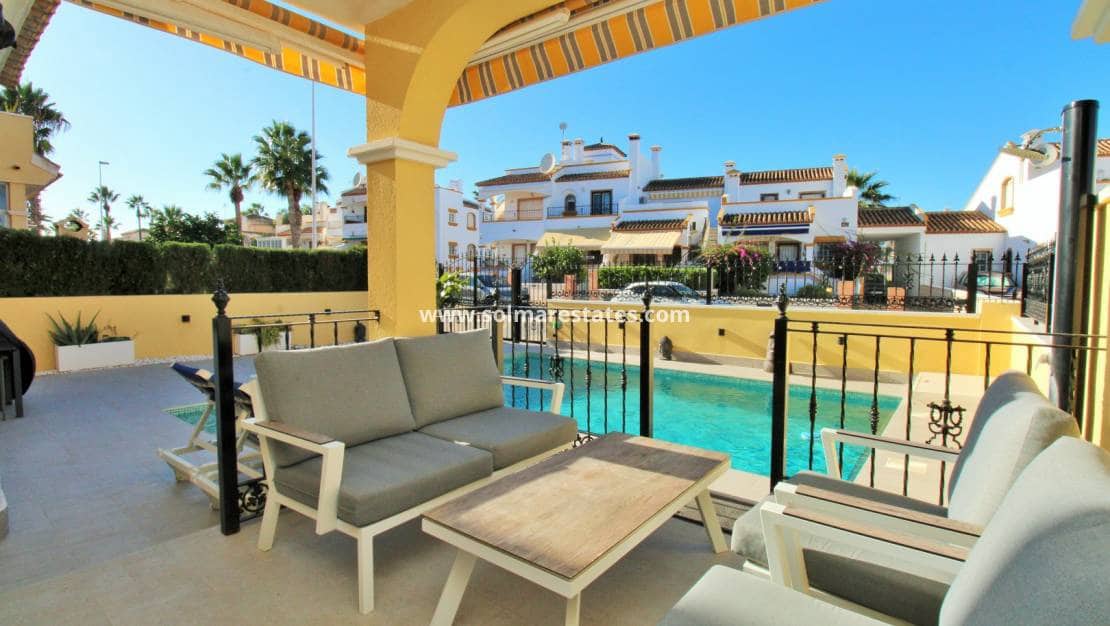 3 chambre Villa/Maison Semi-Mitoyenne à vendre à Villamartin avec piscine - 375 000 € (Ref: 9394417)