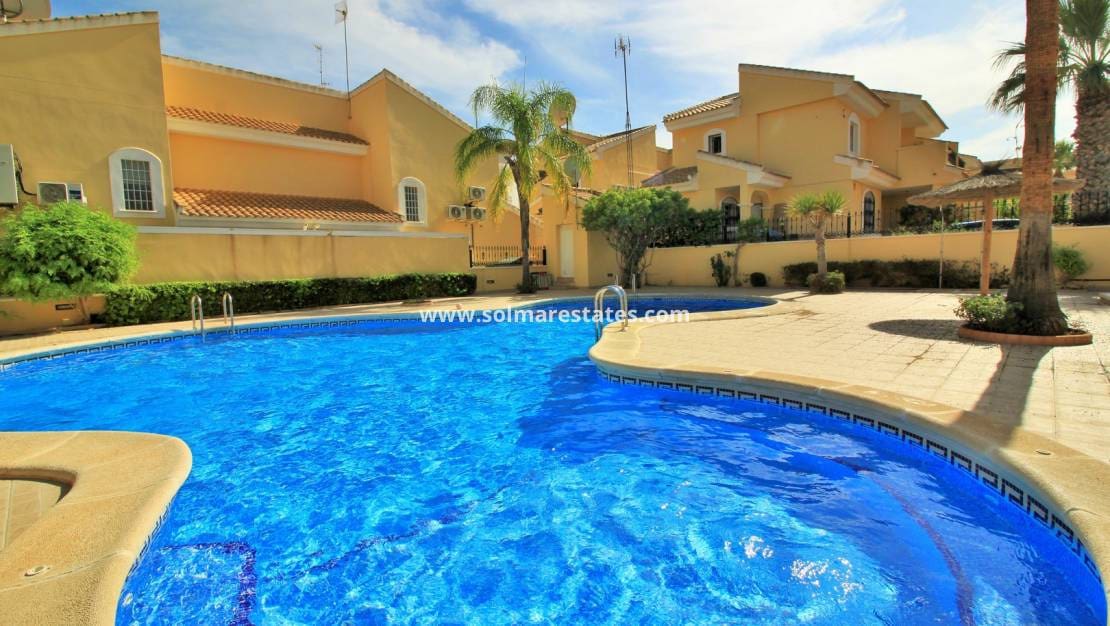 3 chambre Villa/Maison Semi-Mitoyenne à vendre à Villamartin avec piscine - 375 000 € (Ref: 9394417)