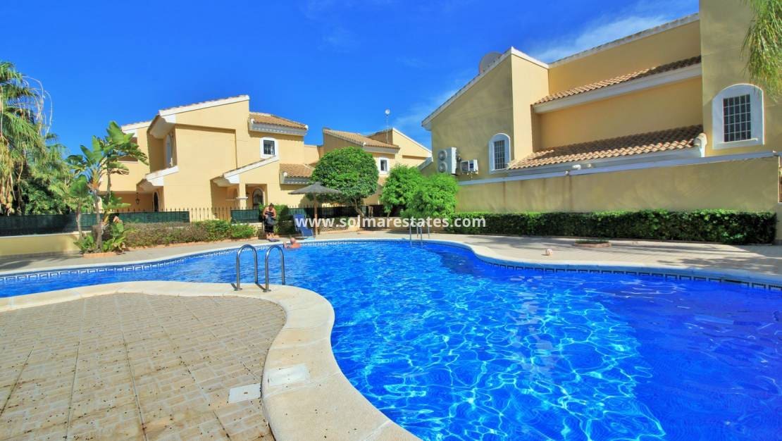 3 chambre Villa/Maison Semi-Mitoyenne à vendre à Villamartin avec piscine - 375 000 € (Ref: 9394417)