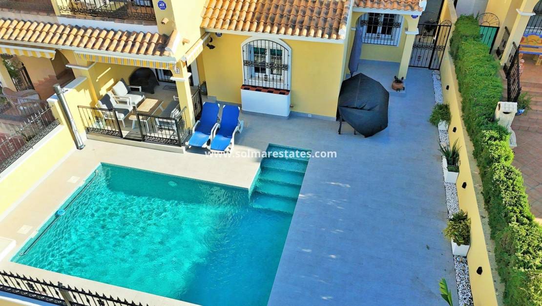 3 chambre Villa/Maison Semi-Mitoyenne à vendre à Villamartin avec piscine - 375 000 € (Ref: 9394417)