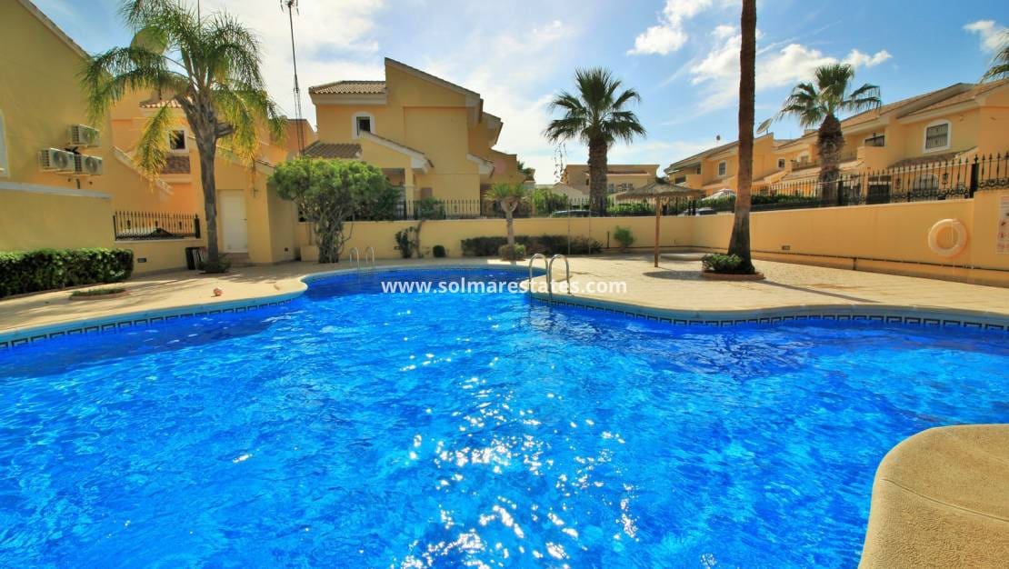 3 chambre Villa/Maison Semi-Mitoyenne à vendre à Villamartin avec piscine - 375 000 € (Ref: 9394417)