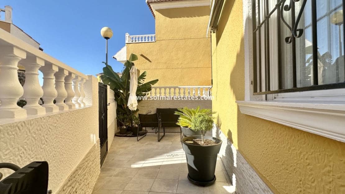 3 soverom Hus til salgs i Playa Flamenca med svømmebasseng - € 295 000 (Ref: 9394419)