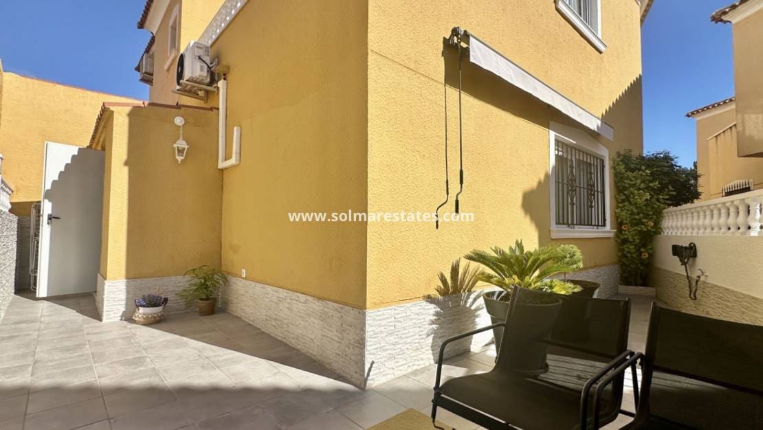 3 soverom Hus til salgs i Playa Flamenca med svømmebasseng - € 295 000 (Ref: 9394419)