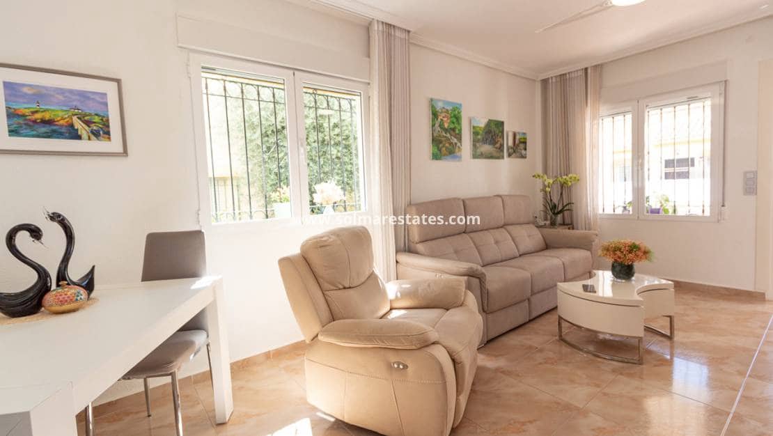 3 soverom Kjedet enebolig til salgs i La Zenia med svømmebasseng - € 312 000 (Ref: 9396706)