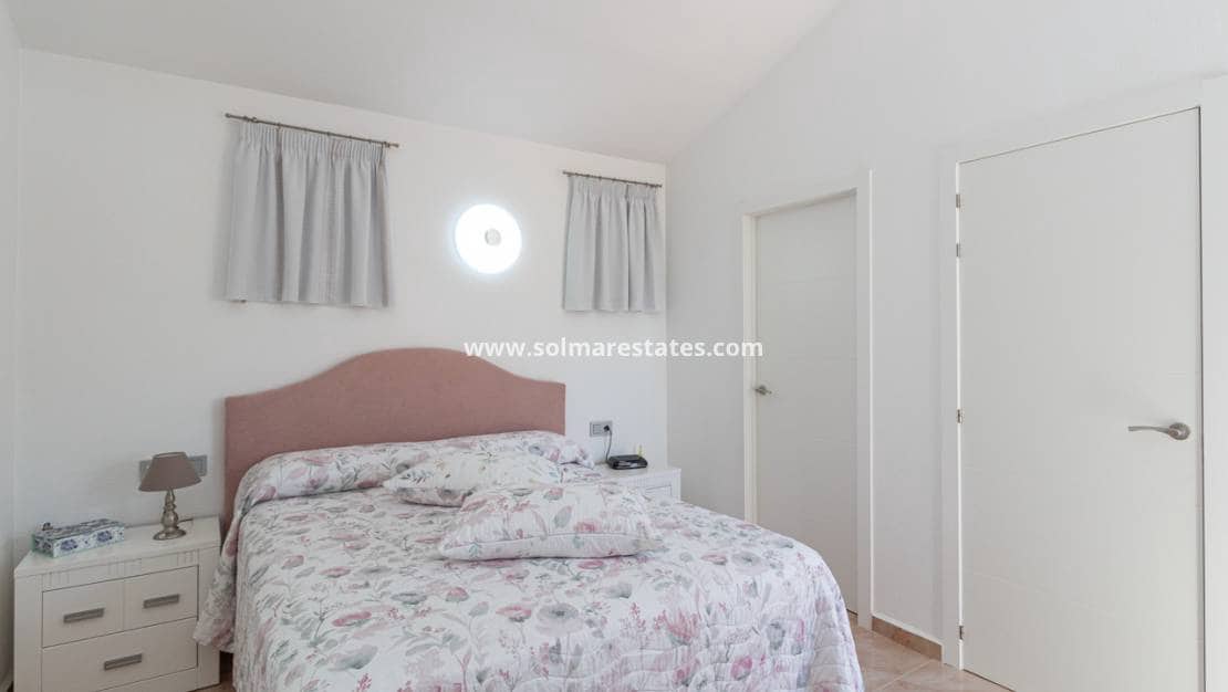 3 soverom Kjedet enebolig til salgs i La Zenia med svømmebasseng - € 312 000 (Ref: 9396706)