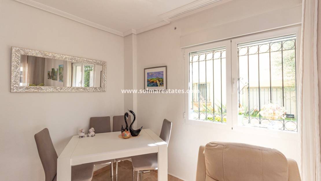 3 soverom Kjedet enebolig til salgs i La Zenia med svømmebasseng - € 312 000 (Ref: 9396706)