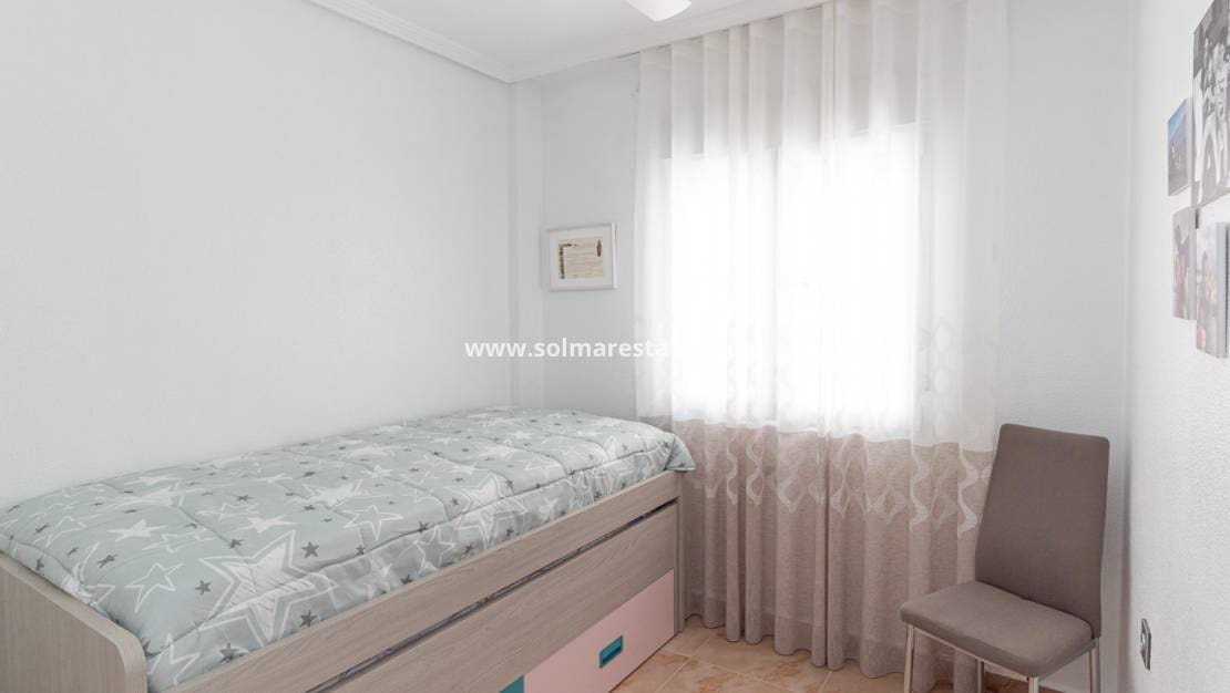 3 soverom Kjedet enebolig til salgs i La Zenia med svømmebasseng - € 312 000 (Ref: 9396706)