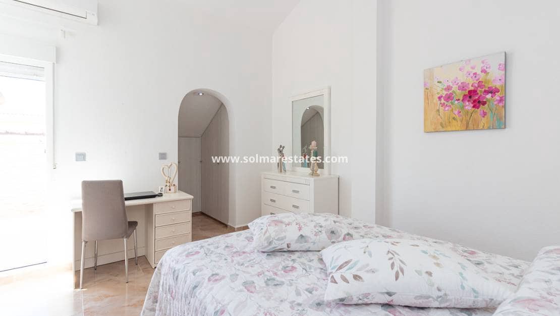 3 soverom Kjedet enebolig til salgs i La Zenia med svømmebasseng - € 312 000 (Ref: 9396706)