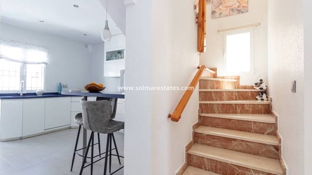 3 soverom Kjedet enebolig til salgs i La Zenia, Orihuela med svømmebasseng - € 312 000 (Ref: 9396706)