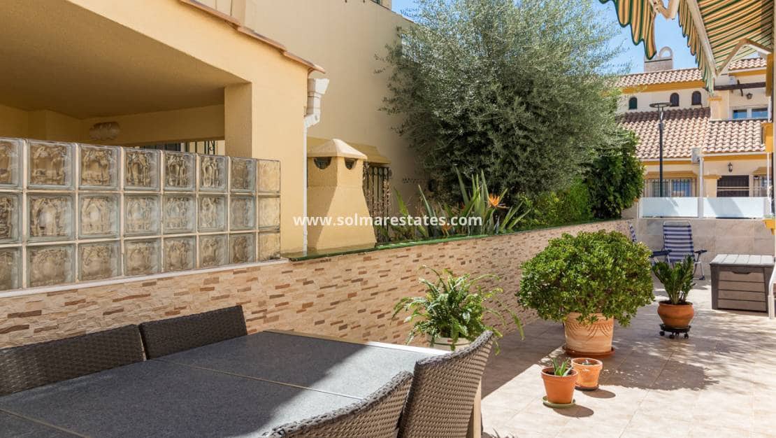 3 soverom Kjedet enebolig til salgs i La Zenia med svømmebasseng - € 312 000 (Ref: 9396706)