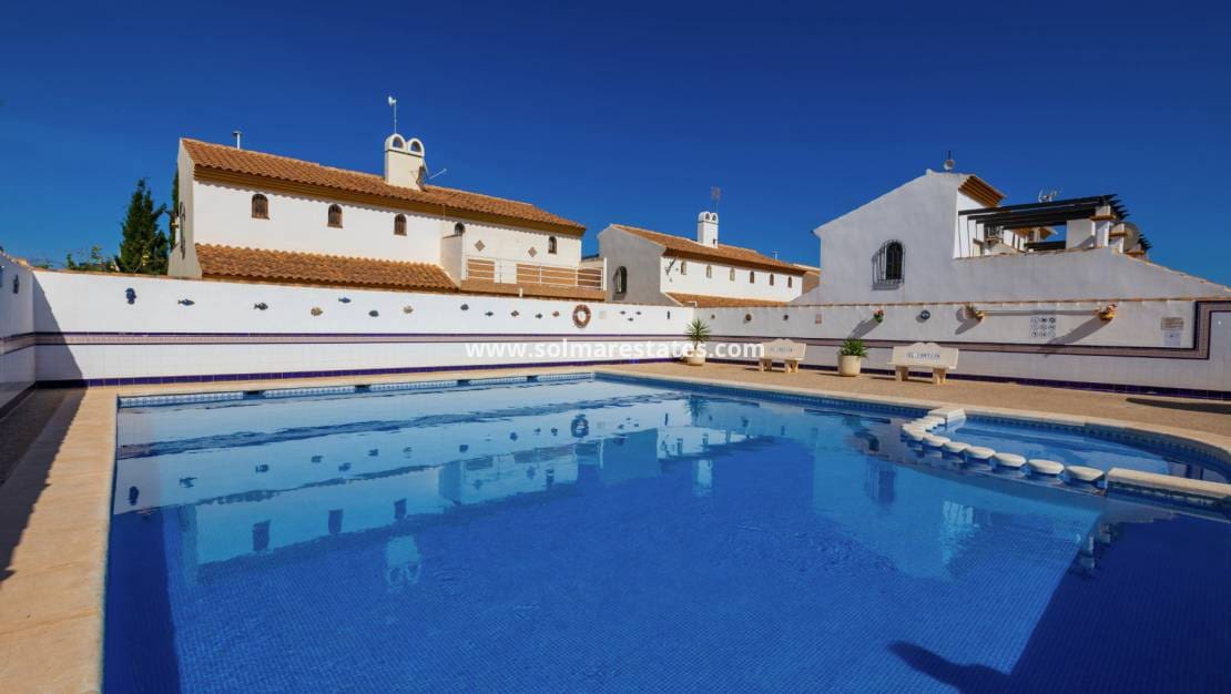 3 soverom Kjedet enebolig til salgs i La Zenia med svømmebasseng - € 312 000 (Ref: 9396706)