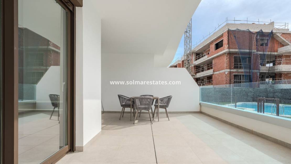 2 Zimmer Apartment zu verkaufen in Playa Flamenca mit Pool - 380.000 € (Ref: 9396707)