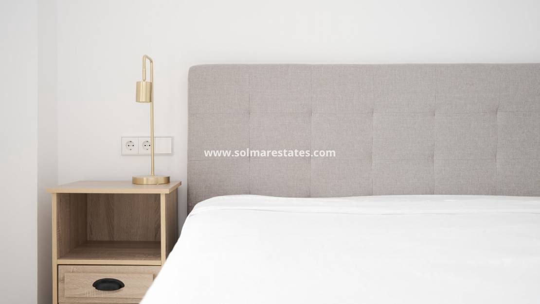 2 Zimmer Apartment zu verkaufen in Playa Flamenca mit Pool - 380.000 € (Ref: 9396707)