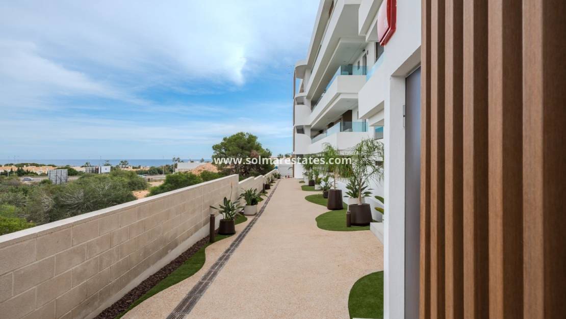 2 Zimmer Apartment zu verkaufen in Playa Flamenca mit Pool - 380.000 € (Ref: 9396707)