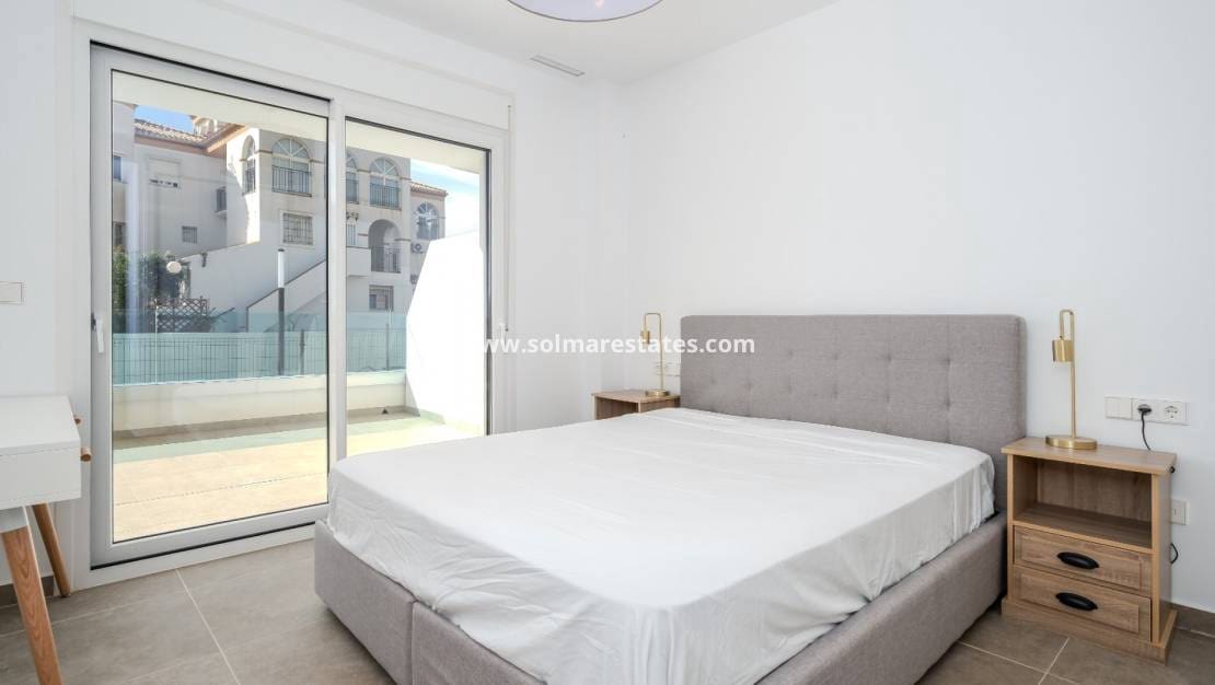 2 Zimmer Apartment zu verkaufen in Playa Flamenca mit Pool - 380.000 € (Ref: 9396707)