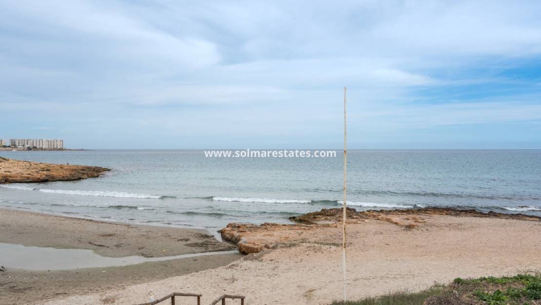 2 Zimmer Apartment zu verkaufen in Playa Flamenca mit Pool - 380.000 € (Ref: 9396707)