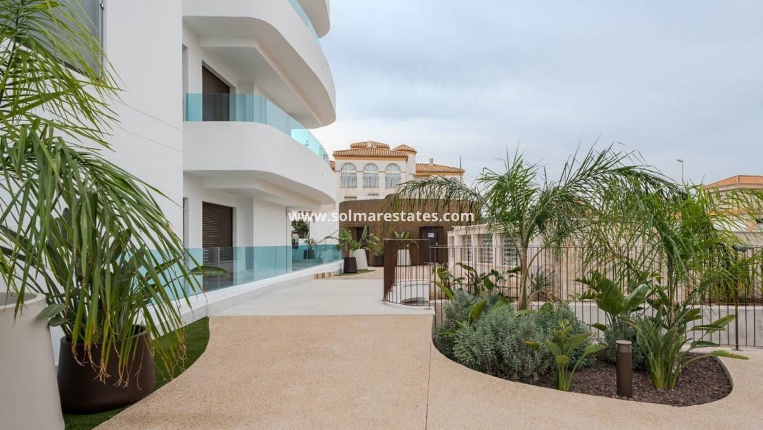 2 Zimmer Apartment zu verkaufen in Playa Flamenca mit Pool - 380.000 € (Ref: 9396707)