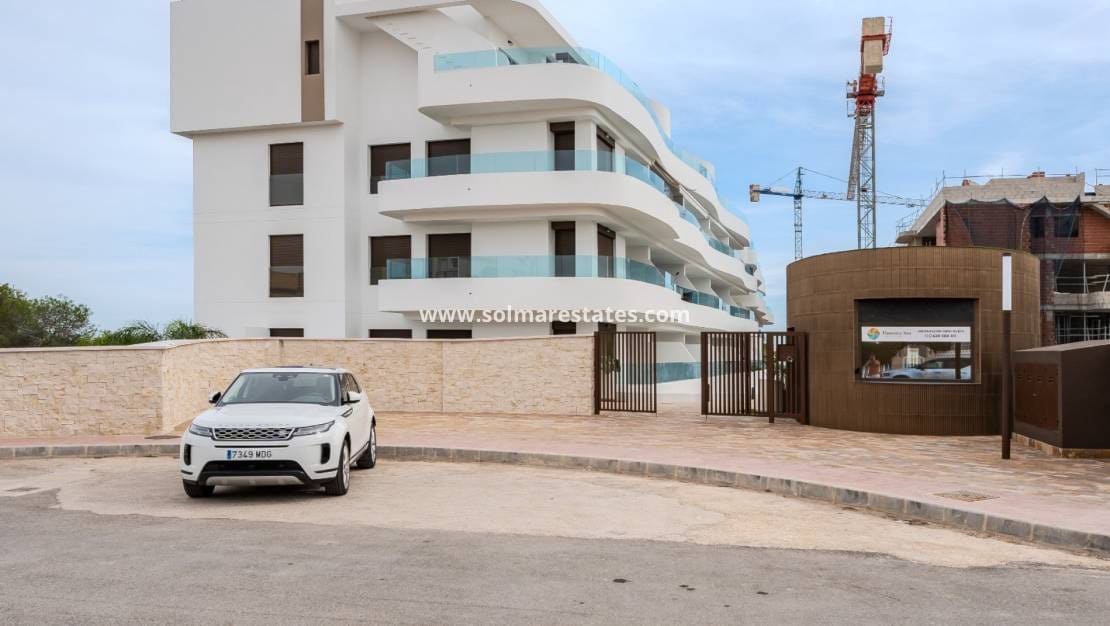 2 Zimmer Apartment zu verkaufen in Playa Flamenca mit Pool - 380.000 € (Ref: 9396707)