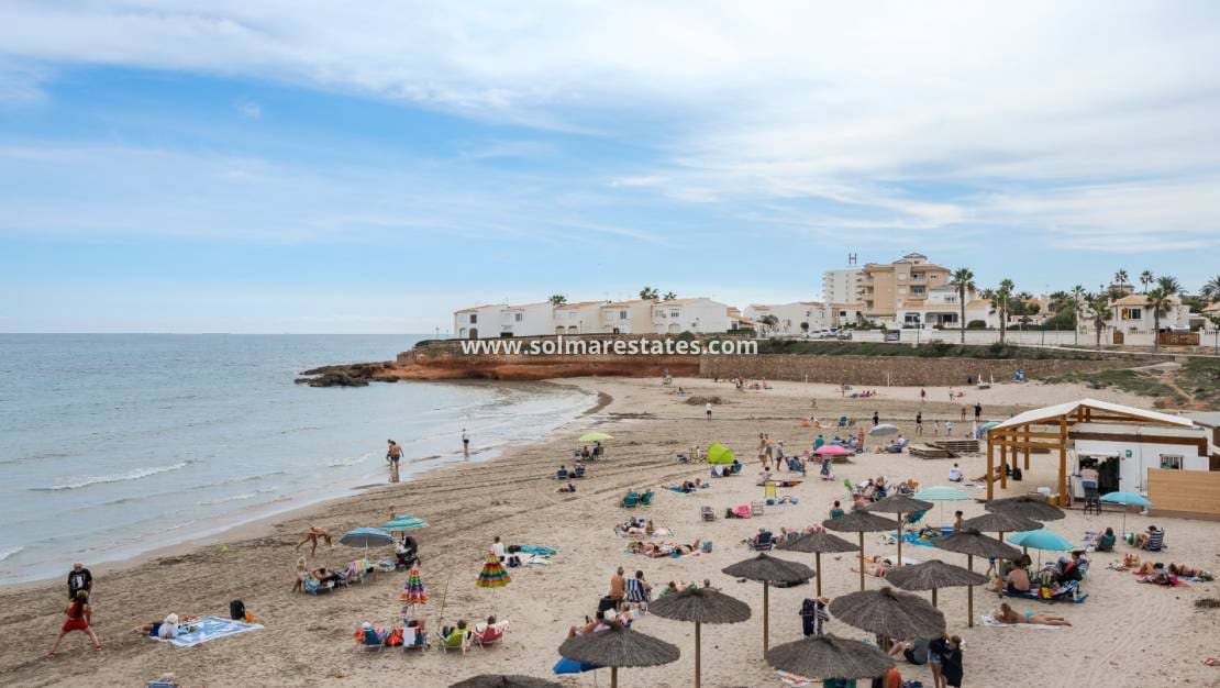 2 Zimmer Apartment zu verkaufen in Playa Flamenca mit Pool - 380.000 € (Ref: 9396707)