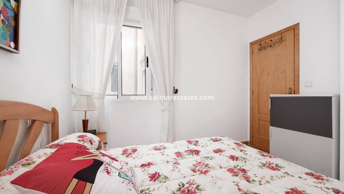 2 bedroom Apartment for sale in Torrevieja with pool - € 139,500 (Ref: 9396708)