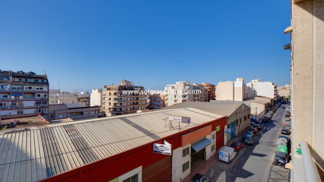 2 bedroom Apartment for sale in Torrevieja with pool - € 139,500 (Ref: 9396708)