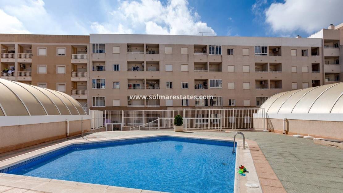 2 bedroom Apartment for sale in Torrevieja with pool - € 139,500 (Ref: 9396708)