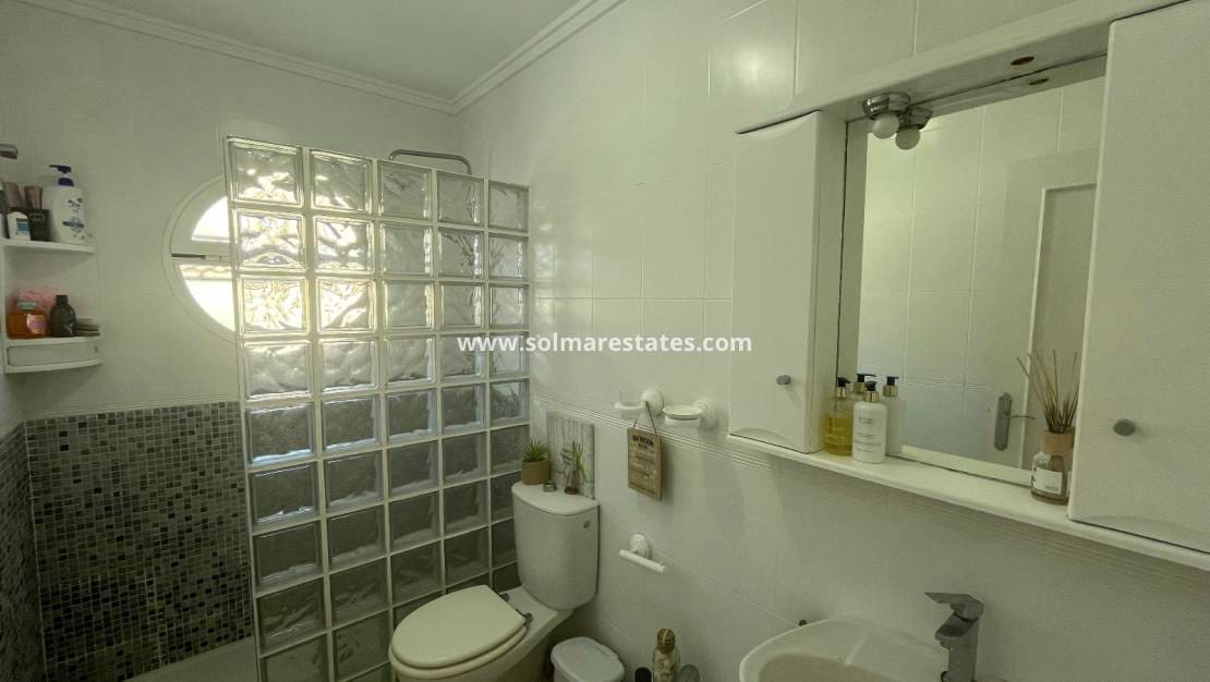 2 soveværelse Bungalow til salg i Orihuela Costa med swimmingpool - € 219.999 (Ref: 9398065)