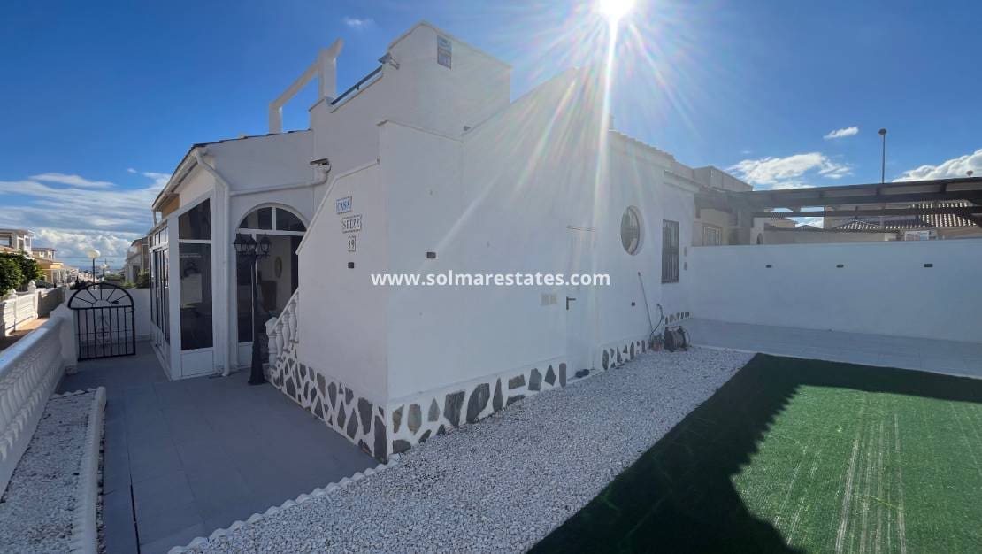 2 soveværelse Bungalow til salg i Orihuela Costa med swimmingpool - € 219.999 (Ref: 9398065)