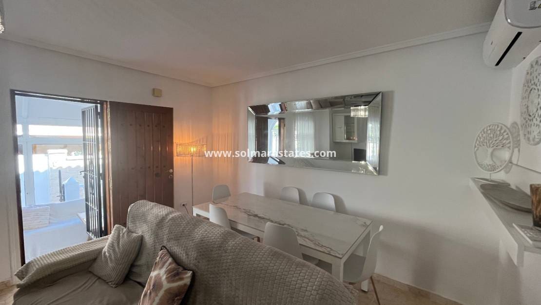 2 soveværelse Bungalow til salg i Orihuela Costa med swimmingpool - € 219.999 (Ref: 9398065)