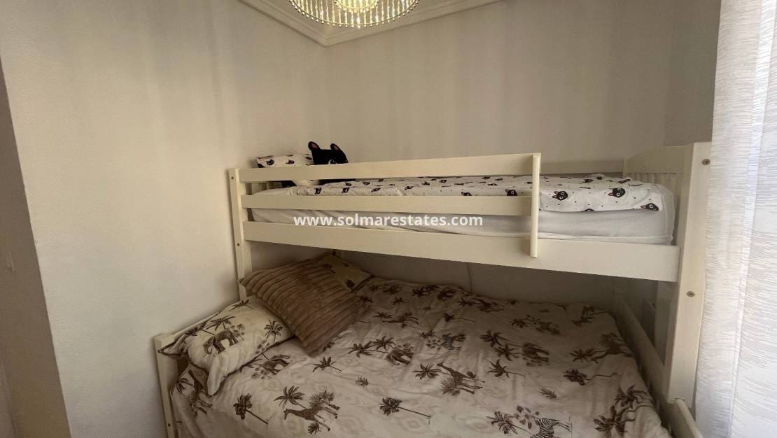 2 soveværelse Bungalow til salg i Orihuela Costa med swimmingpool - € 219.999 (Ref: 9398065)