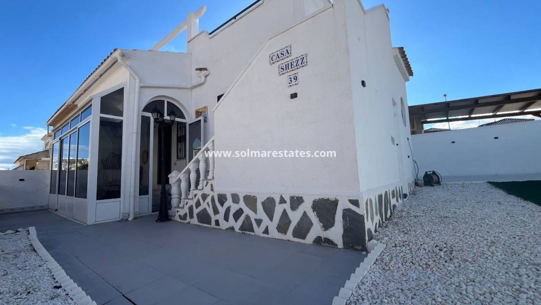 2 soveværelse Bungalow til salg i Orihuela Costa med swimmingpool - € 219.999 (Ref: 9398065)