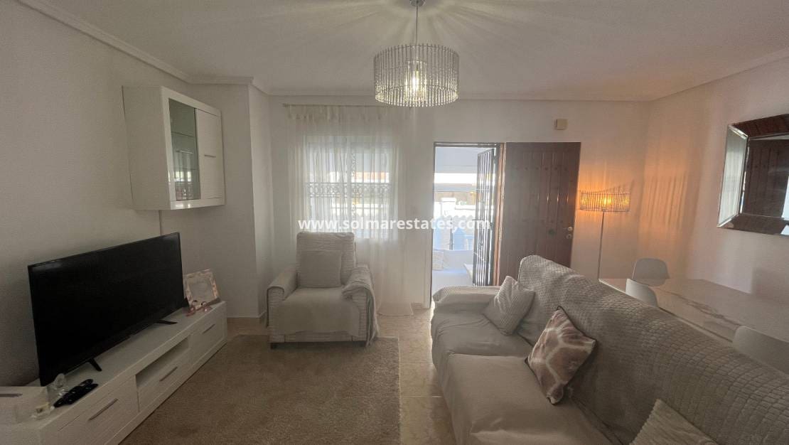 2 soveværelse Bungalow til salg i Orihuela Costa med swimmingpool - € 219.999 (Ref: 9398065)