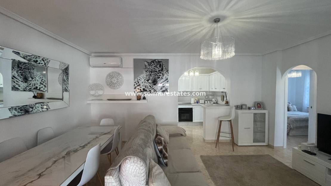 2 soveværelse Bungalow til salg i Orihuela Costa med swimmingpool - € 219.999 (Ref: 9398065)