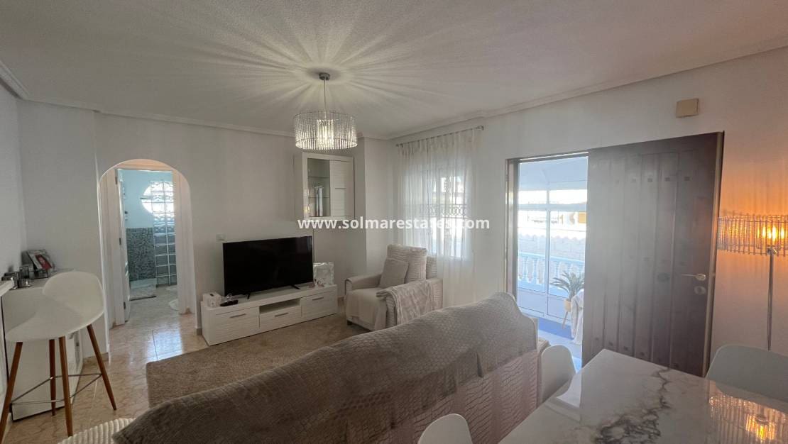 2 soveværelse Bungalow til salg i Orihuela Costa med swimmingpool - € 219.999 (Ref: 9398065)