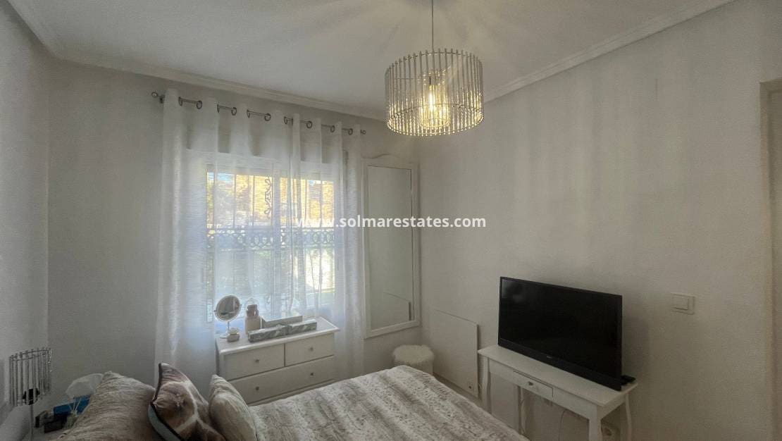 2 soveværelse Bungalow til salg i Orihuela Costa med swimmingpool - € 219.999 (Ref: 9398065)