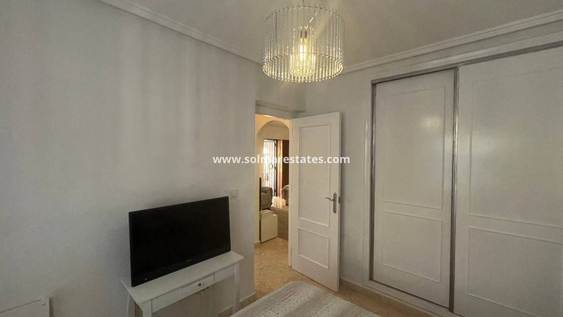 2 soveværelse Bungalow til salg i Orihuela Costa med swimmingpool - € 219.999 (Ref: 9398065)