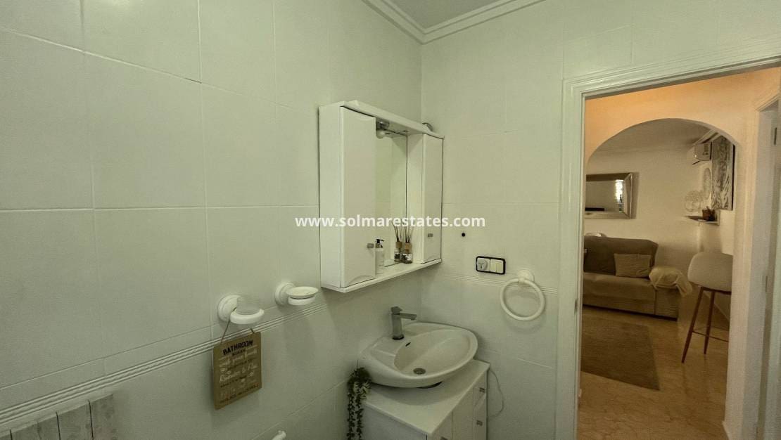 2 soveværelse Bungalow til salg i Orihuela Costa med swimmingpool - € 219.999 (Ref: 9398065)