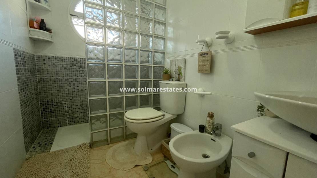 2 soveværelse Bungalow til salg i Orihuela Costa med swimmingpool - € 219.999 (Ref: 9398065)