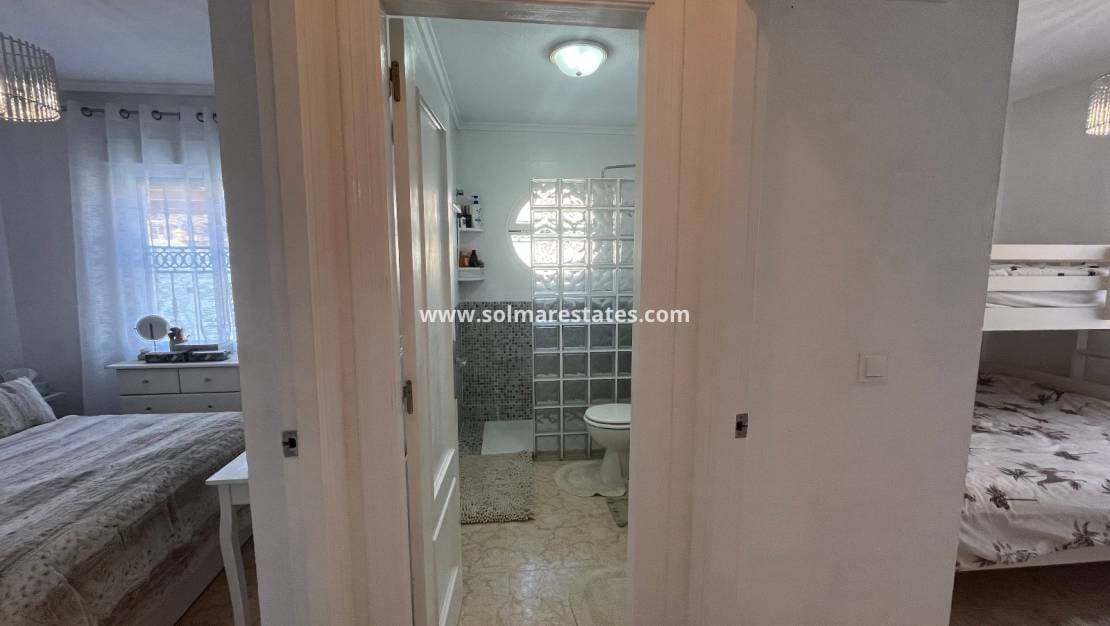 2 soveværelse Bungalow til salg i Orihuela Costa med swimmingpool - € 219.999 (Ref: 9398065)