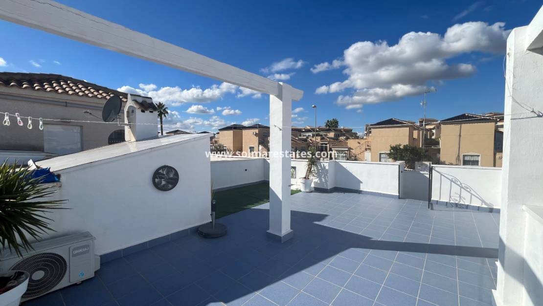 2 soveværelse Bungalow til salg i Orihuela Costa med swimmingpool - € 219.999 (Ref: 9398065)