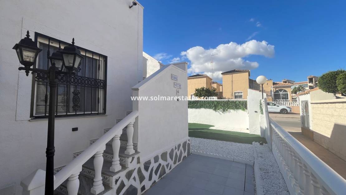 2 soveværelse Bungalow til salg i Orihuela Costa med swimmingpool - € 219.999 (Ref: 9398065)