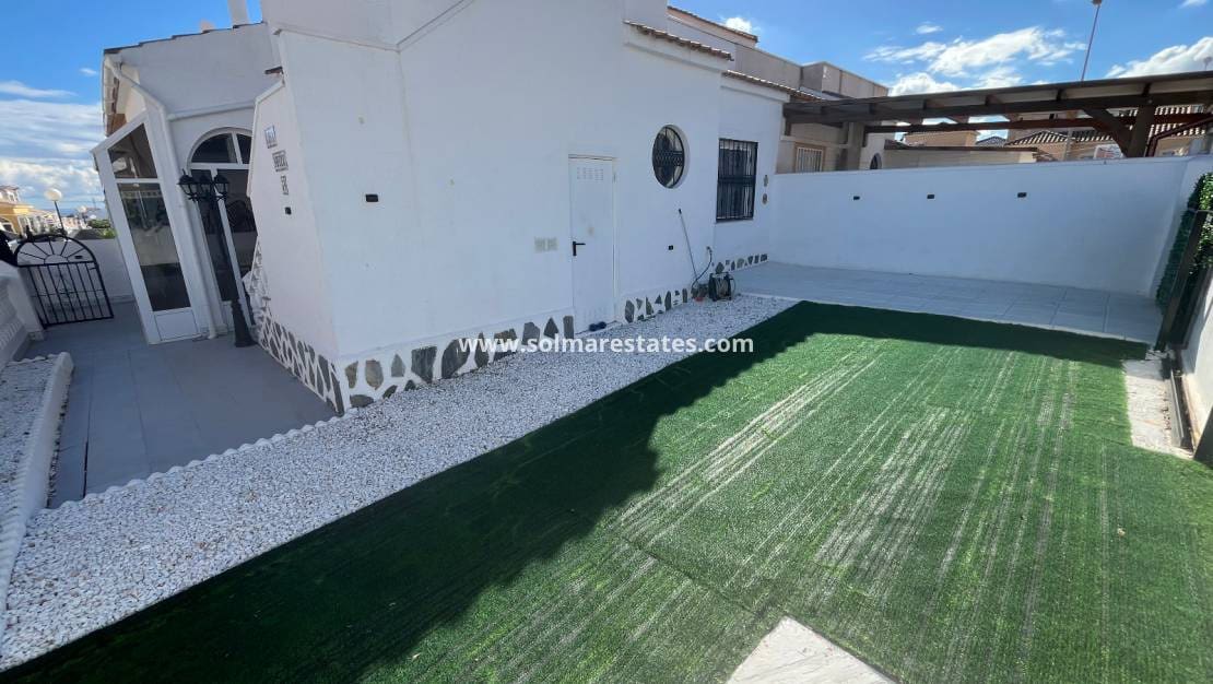 2 soveværelse Bungalow til salg i Orihuela Costa med swimmingpool - € 219.999 (Ref: 9398065)