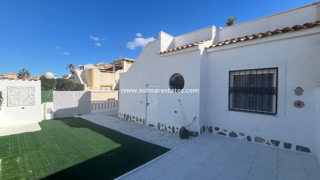 2 soveværelse Bungalow til salg i Orihuela Costa med swimmingpool - € 219.999 (Ref: 9398065)