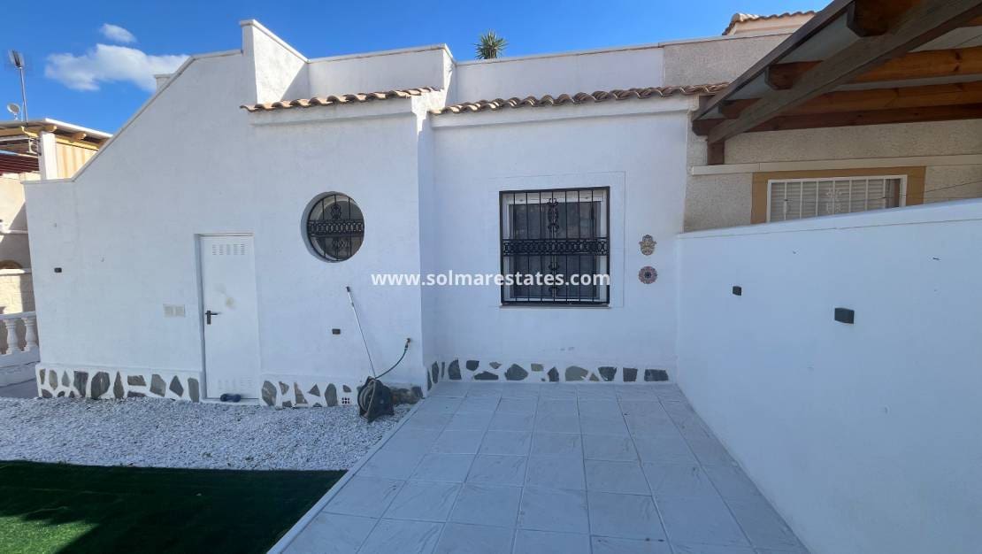 2 soveværelse Bungalow til salg i Orihuela Costa med swimmingpool - € 219.999 (Ref: 9398065)